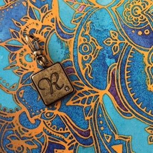 Tresors charm R Fits Pandora